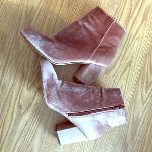 Women’s size 7.5 Steve Madden Critic-V Boots